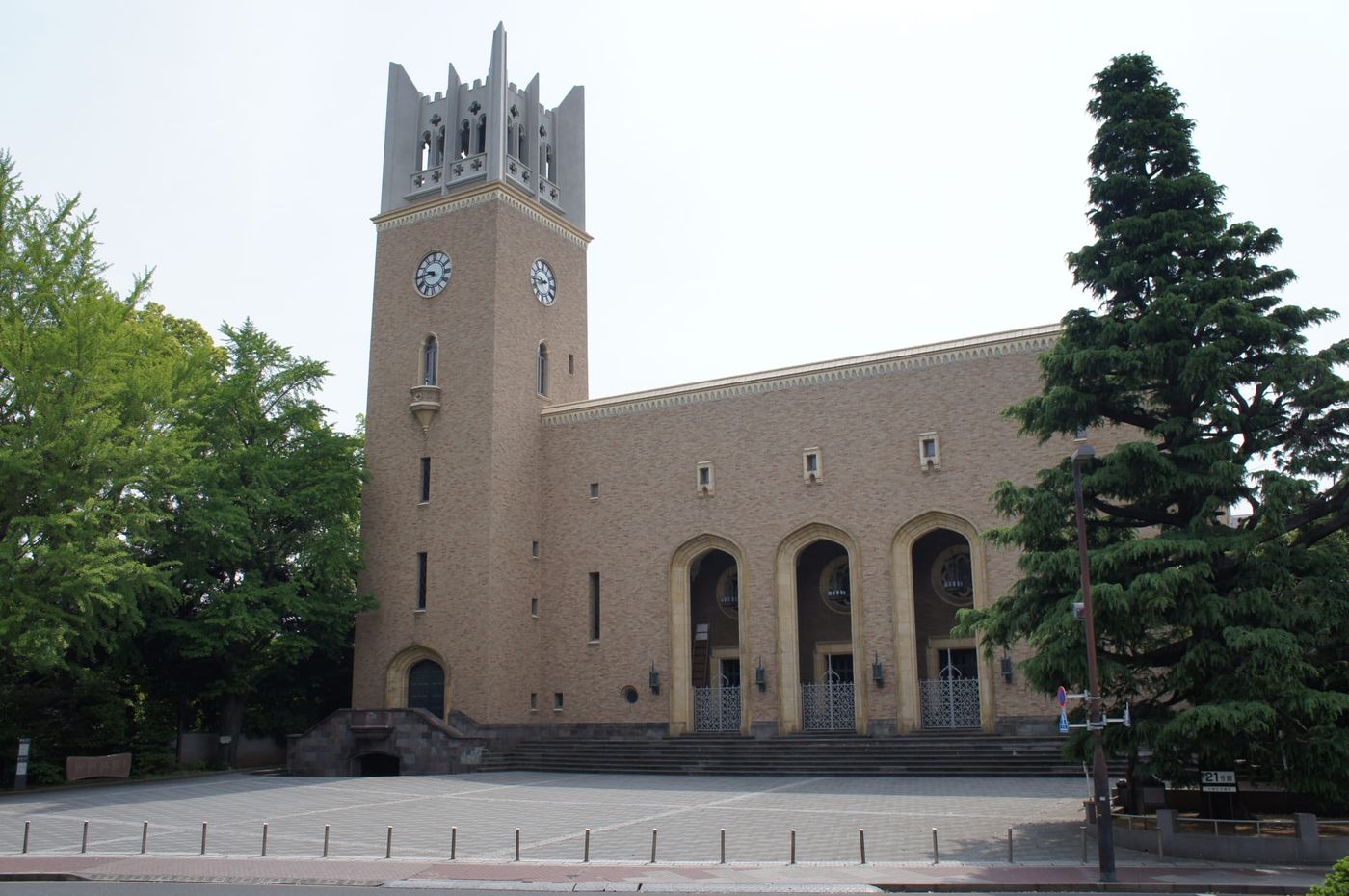 国内大学のキャンパスにある時計塔のある校舎